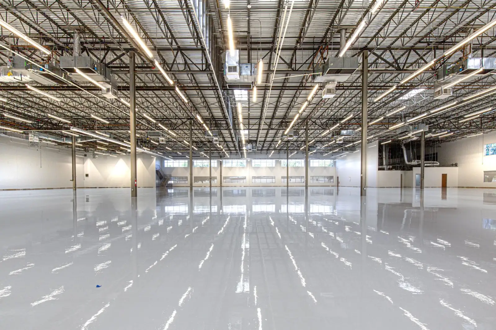 Glossy seamless epoxy resin floor